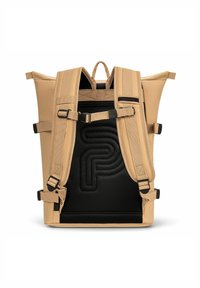 Mochila beige con parte trasera acolchada negra, correas de hombro ajustables, hebilla en el pecho y correas de compresión laterales.