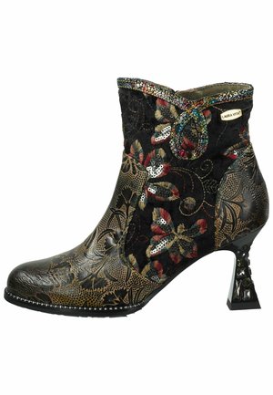 Stivaletto in tessuto nero, con ricami floreali e paillettes. Presenta un tacco metallico dettagliato e accenti multicolori sulla parte superiore.