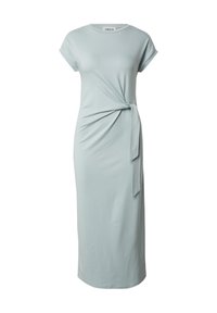 Lichtblauwe midi-jurk van zacht, licht rekbaar stof. Heeft korte mouwen, een ronde halslijn en een geknoopt detail in de taille.