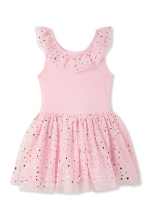 Abito rosa con parte superiore aderente e spalline in rete arricciate. La gonna presenta strati di tulle con motivi a stelle lucide in viola e argento.