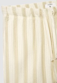 Pantaloncini a righe crema e beige in maglia, con vita elastica, coulisse e etichetta Terranova taglia L.