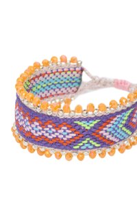 Vävd tygarmband i lila, med flerfärgade geometriska mönster, accentuerat med orange och klara pärlor längs kanterna.