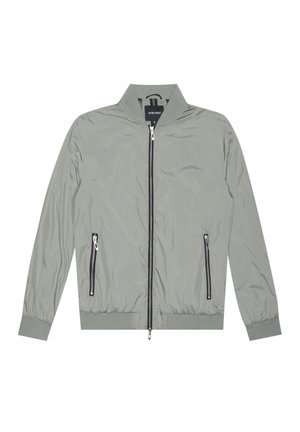 Giacca bomber grigia chiara con zip frontale, polsini e orlo a costine, due tasche laterali con zip e colletto alto. Realizzata in materiale leggero.