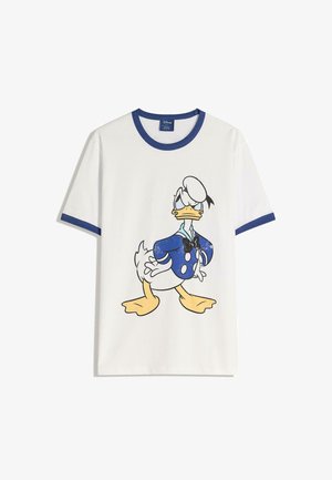 Vit bomull t-shirt med blå krage. Har ett grafiskt tryck av en tecknad anka i blå kläder och fluga.