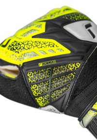 Schwarz-gelbe Torwarthandschuhe mit sechseckigen Mustern, strukturierten Griffbereichen und einem verstellbaren Riemen für einen sicheren Sitz.