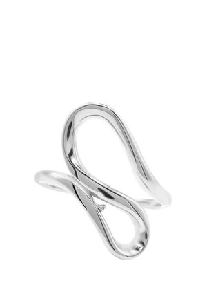 Bague boucle en argent abstraite avec un design incurvé ouvert, surface polie lisse et style minimaliste moderne sur fond blanc.