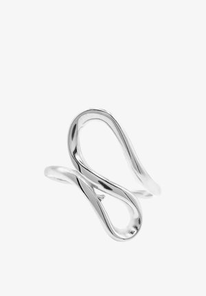 Anello a forma di loop in argento astratto con design curvo aperto, superficie liscia e lucida e stile minimalista moderno su sfondo bianco.