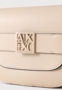 Μπεζ δερμάτινο clutch Armani Exchange με ραμμένα άκρα και τετράγωνη αγκράφα με λογότυπο στο εμπρόσθιο καπάκι.