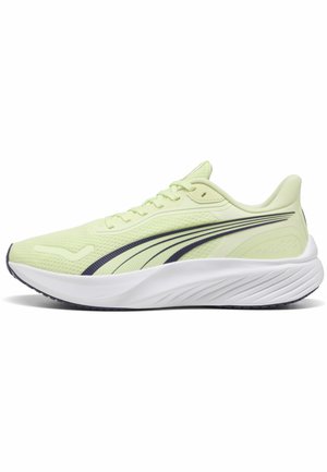 Világoszöld futócipő fekete ívelt csíkmintával, fehér vastag talppal és légáteresztő hálós felsőrésszel, oldalnézetben fehér háttér előtt.