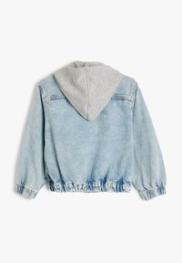 Giubbotto di jeans con un lavaggio azzurro chiaro e cappuccio grigio. Presenta polsini e vita elasticizzati, e una vestibilità rilassata con maniche a sbuffo.