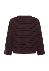 Maroón pruhovaný skrátený sveter s voľným strihom, širokými rukávmi a zaobleným výstrihom. Čierne pruhy kontrastujú s látkou. Mäkka textúra.