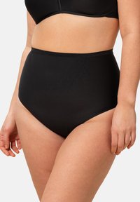 Slip neri a vita alta realizzati in tessuto liscio con design senza cuciture e fascia elastica in vita, che offrono copertura totale e comfort.