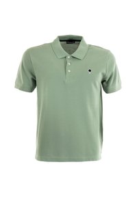 Camisa polo verde de algodón suave con cuello, tapeta de tres botones y un pequeño logotipo de árbol bordado en el lado izquierdo del pecho. Mangas cortas.