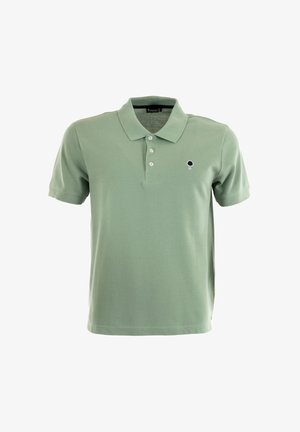 Polo verde in morbido cotone con colletto, patta con tre bottoni e un piccolo logo di un albero ricamato sul lato sinistro del petto. Maniche corte.