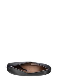 Črna usnjena torbica s gladko teksturo, pravokotne oblike in z zadrgo na vrhu, ki razkriva bež notranjost in majhen zankasto zanko.