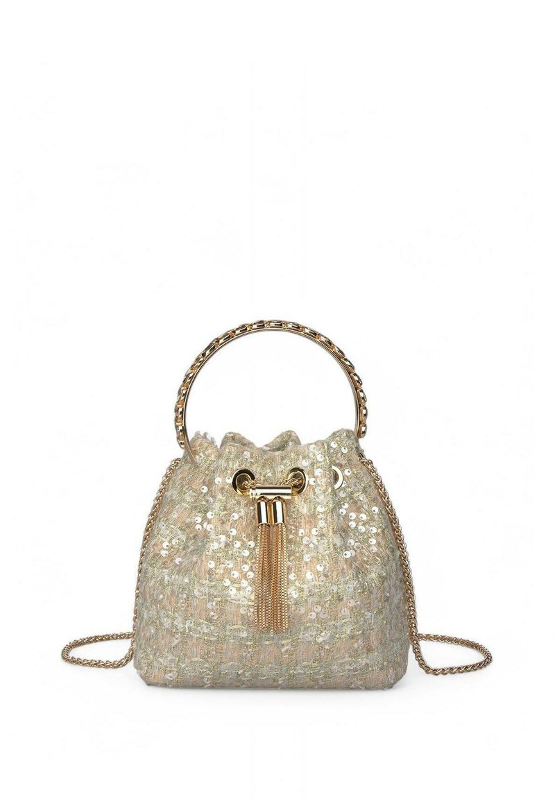 Bolso de cubo de lentejuelas beige con tejido texturizado, herrajes dorados, cierre de cuerda y correa de cadena. Presenta un detalle de borlas.