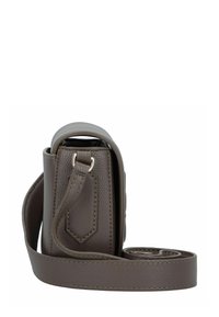 Bolso bandolera de piel marrón con correa ajustable, costuras visibles y herrajes en tono plateado sobre un fondo blanco.