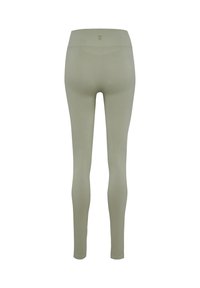 Ljus olivgröna leggings med hög midja, slät textur och minimal sömnad. Har en diskret logotyp ovanför midjan.