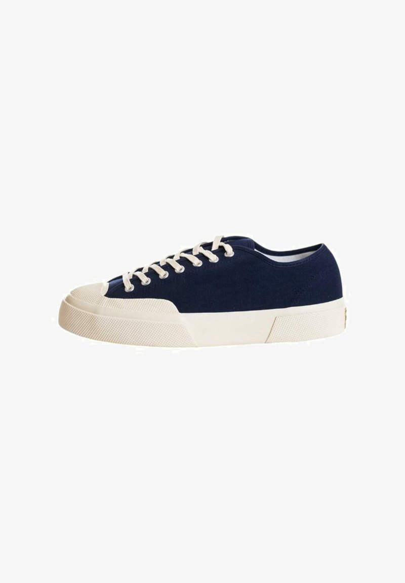 Sneakers in tela blu con punta e suola in gomma bianca. Presentano lacci e cuciture bianchi, design a punta bassa e suola testurizzata per aderenza.
