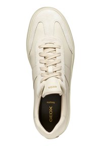 Sneaker color crema con tomaia in suede e pelle liscia, punta rotonda e suola in gomma spessa. Presenta lacci piatti e logo impresso all'interno.