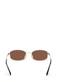 Occhiali da sole ovali di colore marrone con montatura sottile in oro, naselli trasparenti e punte scure marroni sulle astine. Design minimalista senza loghi.