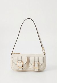 Sac à main en cuir blanc de forme rectangulaire, avec deux poches avant, des accents métalliques dorés et une fine sangle d'épaule marron.