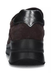 Sneaker in suede marrone scuro con un cappuccio del tallone in pelle nera lucida. Forma arrotondata sul retro, suola spessa nera e dettagli cuciti.