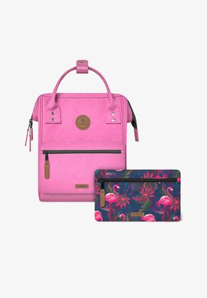 Der pinkfarbene synthetische Rucksack verfügt über einen oberen Griff, einen Reißverschluss und eine Vordertasche. Enthält ein blaues Blümchen-Zipperetui mit Flamingos.