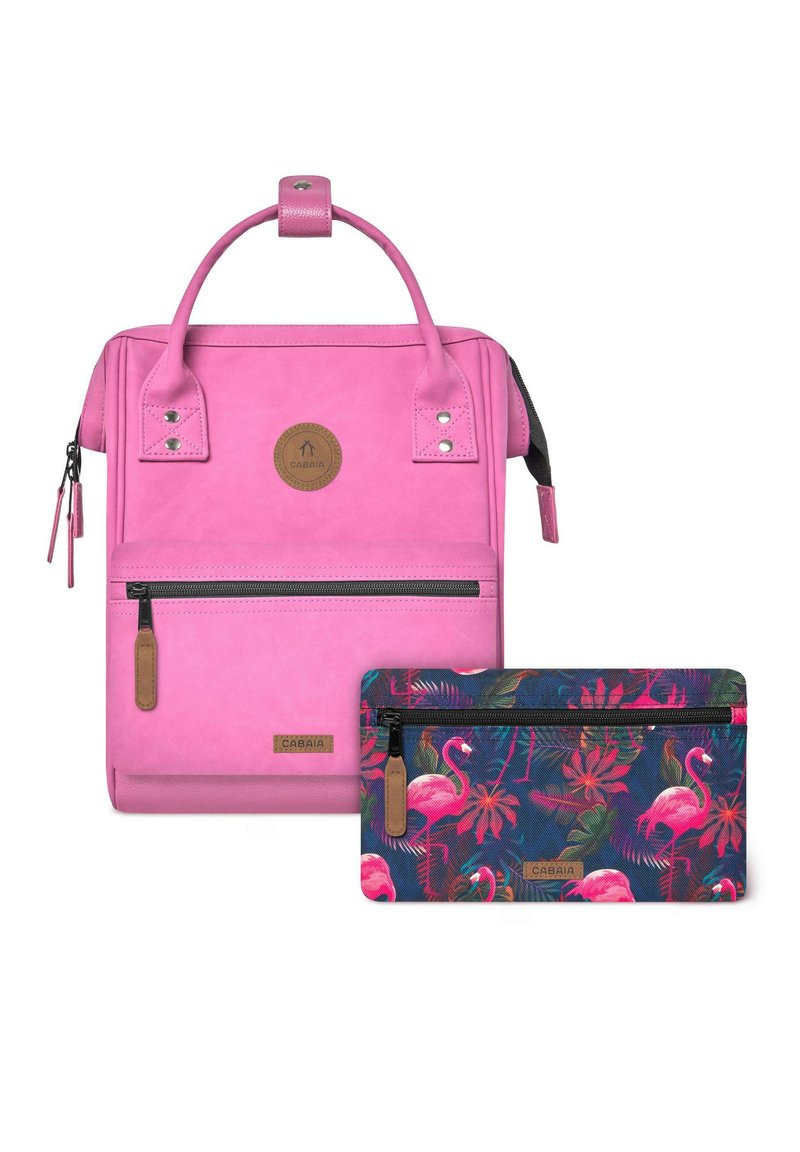Der pinkfarbene synthetische Rucksack verfügt über einen oberen Griff, einen Reißverschluss und eine Vordertasche. Enthält ein blaues Blümchen-Zipperetui mit Flamingos.