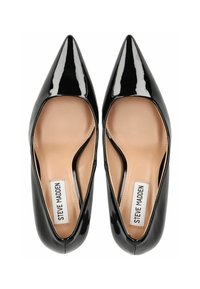 Décolleté neri in vernice con punta affusolata e finitura liscia, lati aperti e soletta beige. Presentano il logo "STEVE MADDEN" sulla soletta.