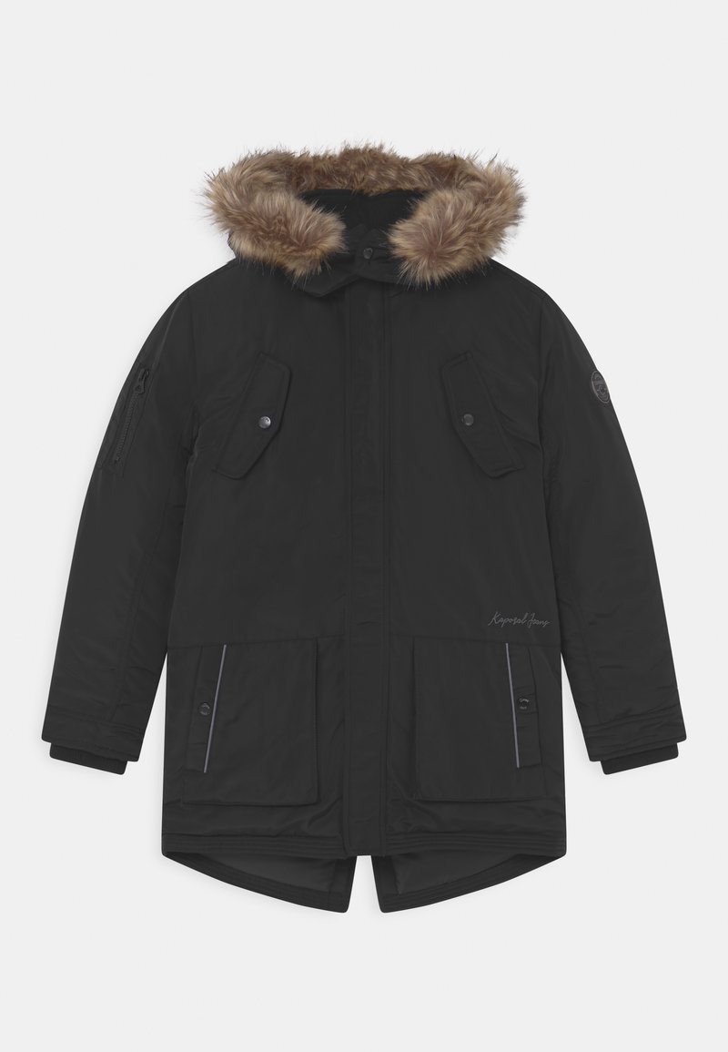 Parka noire avec capuche en fausse fourrure, fermeture éclair à l'avant et fermeture à pression, deux poches poitrine et deux poches latérales avec détails zippés.