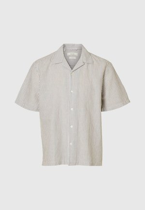Camicia beige a maniche corte con sottili righe verticali marroni, chiusura frontale con bottoni e collo aperto su sfondo neutro.