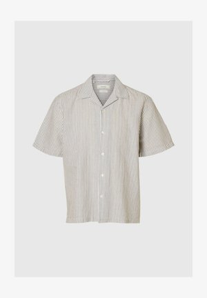 Rövid ujjú, bézs színű ing vékony függőleges barna csíkokkal, patentos elülső résszel és nyitott gallérral, egyszínű háttér előtt.