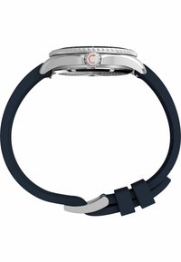 Zegarek na rękę z stalową kopertą w kolorze srebrnym, czarną tarczą i ciemnoniebieskim paskiem z silikonu. Posiada teksturowaną obręcz i wyraźną koronkę.