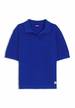 Polo en maille bleu roi à manches courtes avec motif texturé, poignets et ourlet côtelés, et étiquette de marque HUGO sur le col et l'ourlet.