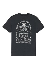 Czarna bawełniana koszulka z białym nadrukiem na plecach, zawierającym napisy "DC SHOES", "DESTROY & CREATE" oraz datę założenia "1994". Klasyczny, okrągły dekolt.