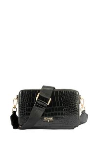 Czarna torebka crossbody z teksturą krokodyla, zdobiona złotymi akcentami. Posiada odpinany pasek oraz zamek błyskawiczny. Kompaktowy, prostokątny kształt.