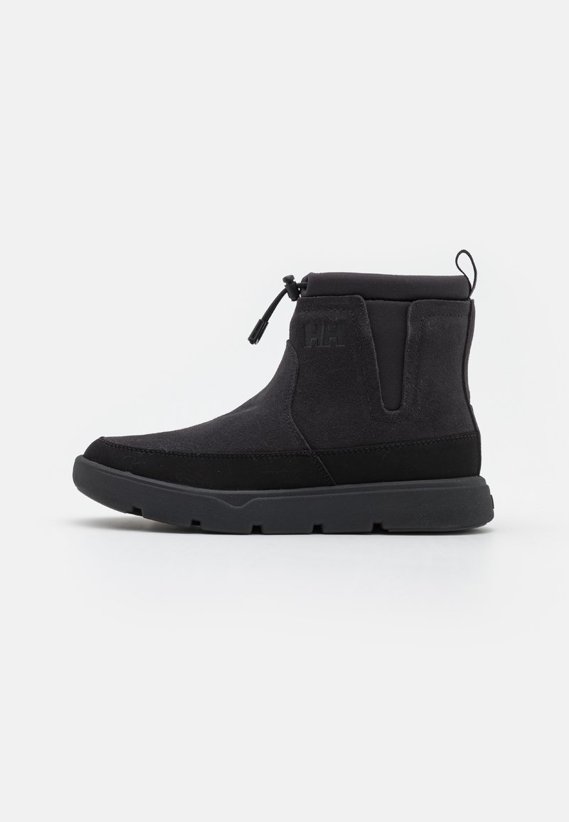 Schwarze Stiefeletten mit einem Obermaterial aus Wildleder und Gummisohle, runder Zehenform und elastischen Seiteneinsätzen für ein einfaches An- und Ausziehen.