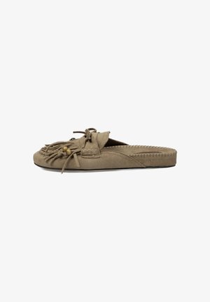 Zapato marrón de ante tipo slip-on con flecos, cuentas decorativas y suela cosida sobre un fondo blanco, visto de lado.