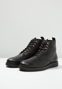 Hudson London Šněrovací kotníkové boty - black