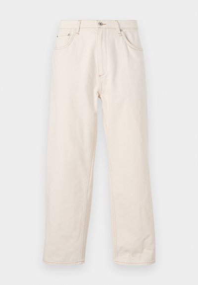 Beige gleich geschnittene Jeans aus Denim, mit Knopfverschluss, fünf Taschen und sichtbaren Nähten. Glatte Textur.