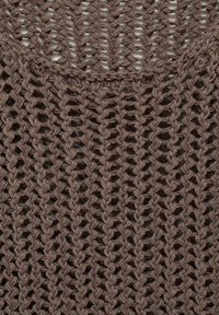 Tessuto marrone lavorato a maglia con trama aperta e allentata, caratterizzato da un motivo coerente e una texture liscia. Il design presenta punti interconnessi.