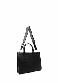Borsa a tracolla in pelle nera con forma strutturata, doppio manico superiore e tracolla staccabile con motivo. Presenta una tasca frontale con zip.