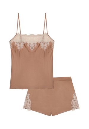 Camicia marrone con rifinitura in pizzo sullo scollo, abbinata a pantaloncini coordinati con dettagli in pizzo sull'orlo. Materiale liscio e morbido.