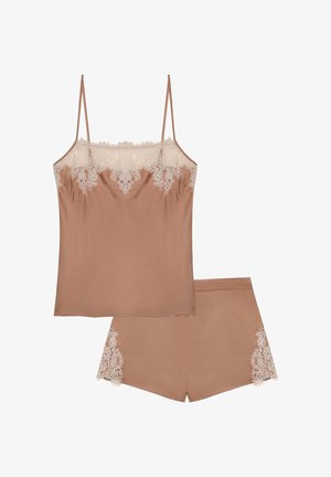 Brązowa koszulka na ramiączkach z koronkową lamówką przy dekolcie, zestawiona z pasującymi szortami z koronkowymi zdobieniami na dole. Gładki, miękki materiał.