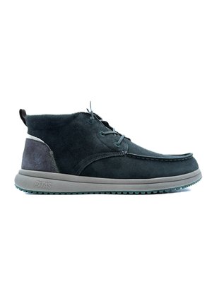 Botas de tobillo de ante gris oscuro con una suela de goma gris, que presentan una puntera redondeada, detalles de costura y un panel trasero en contraste.