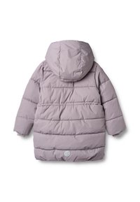 Polstret lilla jakke med hætte, der har vandrette syninger, elastiske ærmekanter og en cirkulær logodetalje ved kanten.