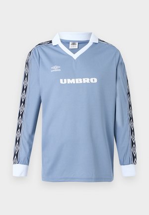 Pitkähihainen vaaleansininen Umbro-urheilupaita, jossa on valkoinen kaulus ja kalvosimet, mustavalkoisia timanttikuoseja hihoissa ja keskellä logo.