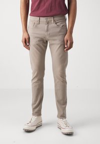 Levi's® 512™ SLIM TAPER - Traperice uskog kroja - sand
