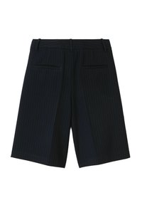 Shorts en velours côtelé bleu marine avec une coupe ajustée, dotés de deux poches arrière, d'un devant plat et d'une texture de tissu lisse.